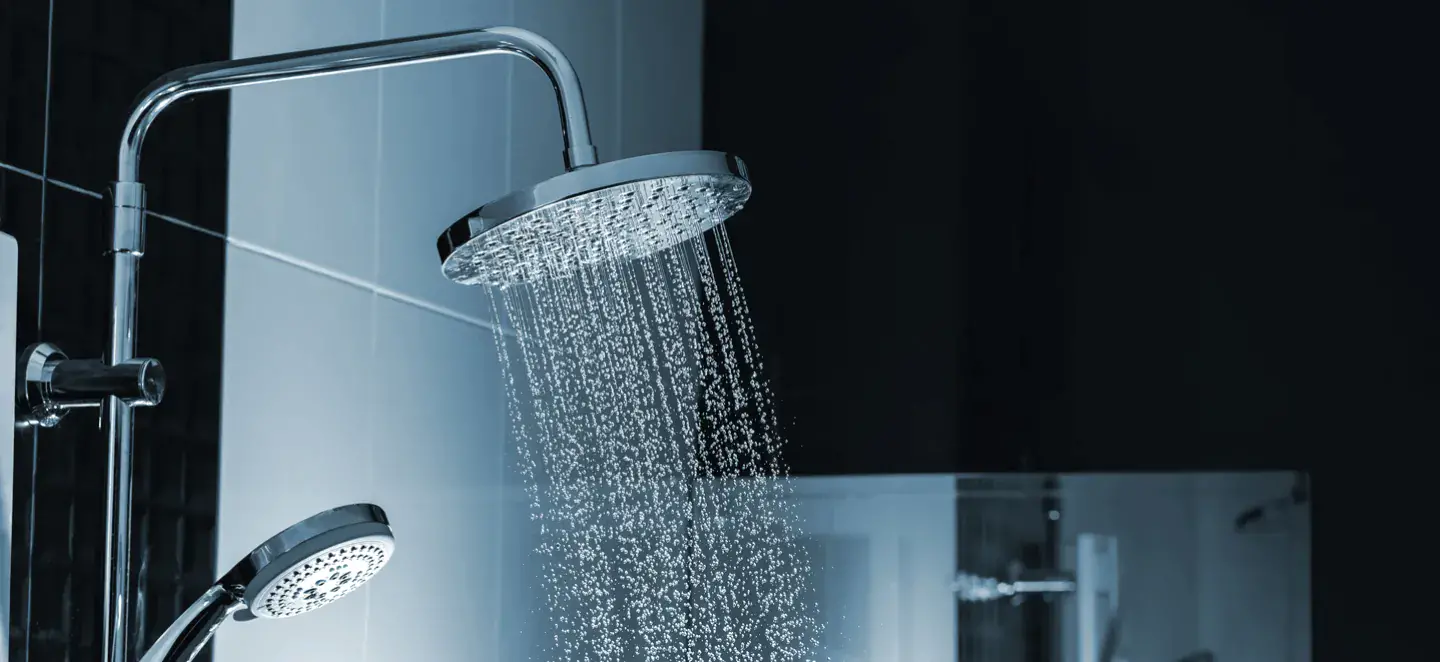 Un Chauffe-eau thermodynamique produit de l’eau chaude confortable pour les mains et la douche et la vaiselle