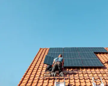 Installation des panneaux solaires sur toit
