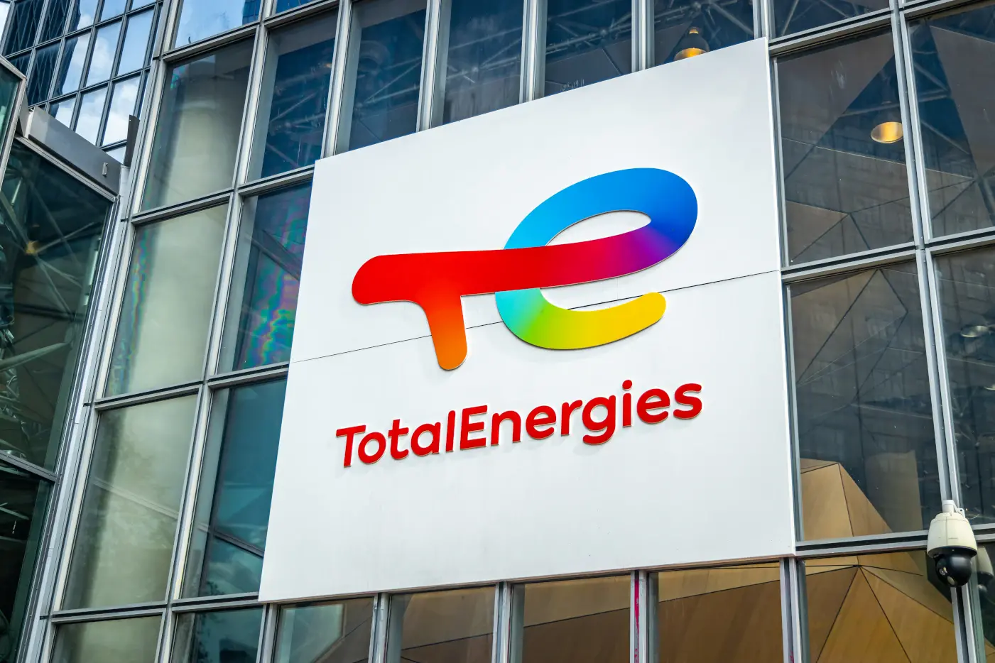 Photo d'un bâtiment avec le logo Total Energie de 2024