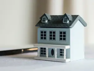 maquette d'une maison à côté d'un stylo