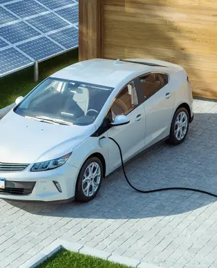 Recharger sa voiture électrique avec des panneaux solaires