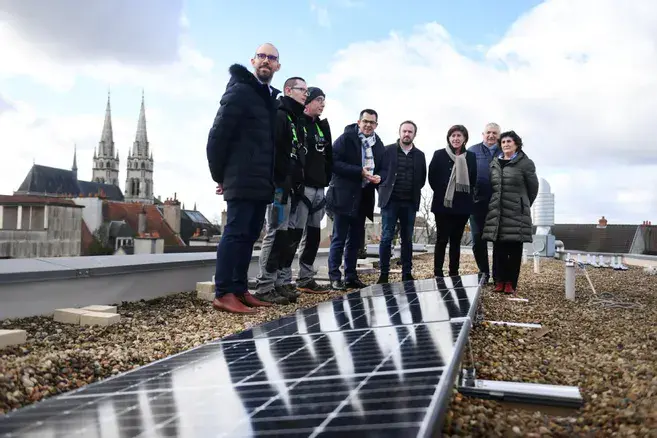 personnes sur le toit de l'hôtel de ville de l'Allier regardant le chantier photovoltaïque