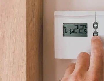 le thermostat d'une maison pour le chauffage