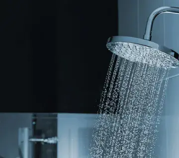 Un Chauffe-eau thermodynamique produit de l’eau chaude confortable pour les mains et la douche et la vaiselle