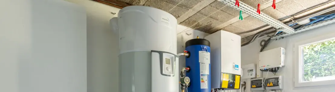 photo installation chauffe eau thermodynamuqye dans un garage avec des murs gris
