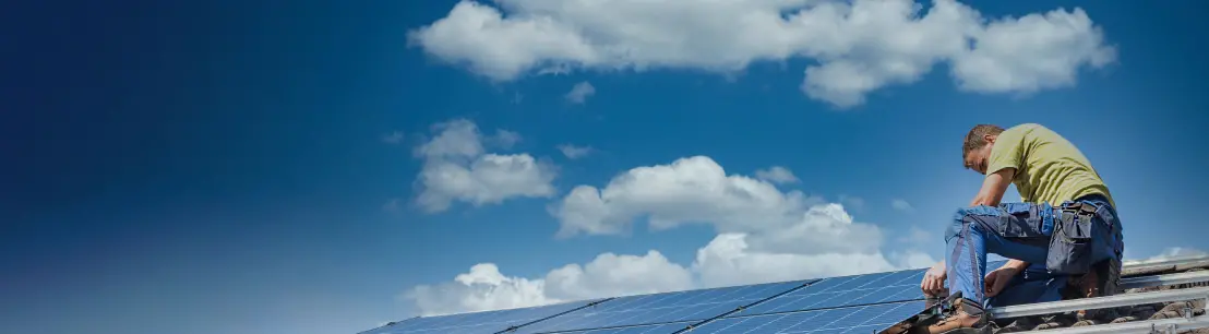des panneaux solaires ou photovoltaiques sur un toit