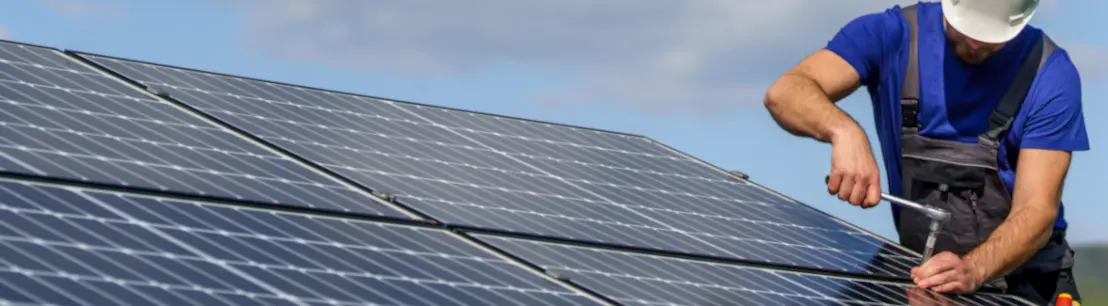 des panneaux solaires sur une toiture produisent de l'électricité