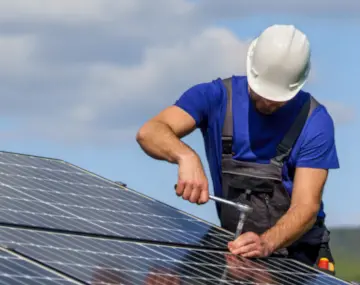 des panneaux solaires sur une toiture produisent de l'électricité