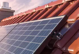 panneau solaire sur un toit en tuile rouge