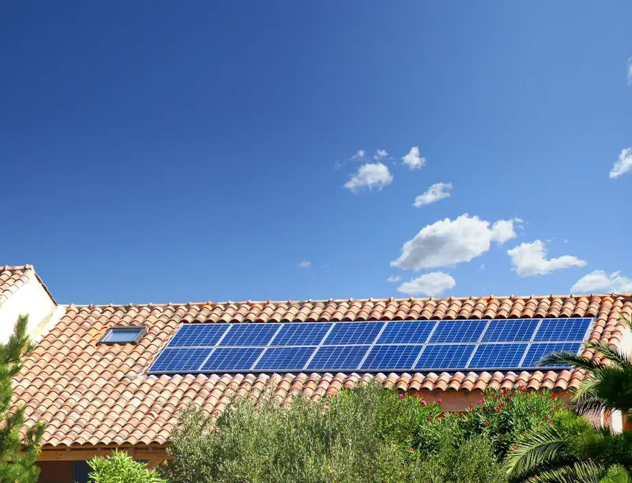 panneaux-solaires-sur-la-toiture-maison