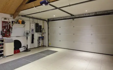 garage d'une maison avec une porte blanche