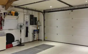 garage d'une maison avec une porte blanche