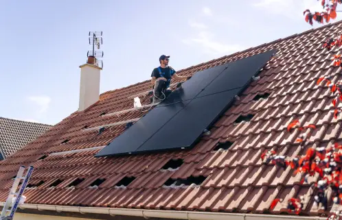 Un artisan RGE installe des panneaux solaires de qualité