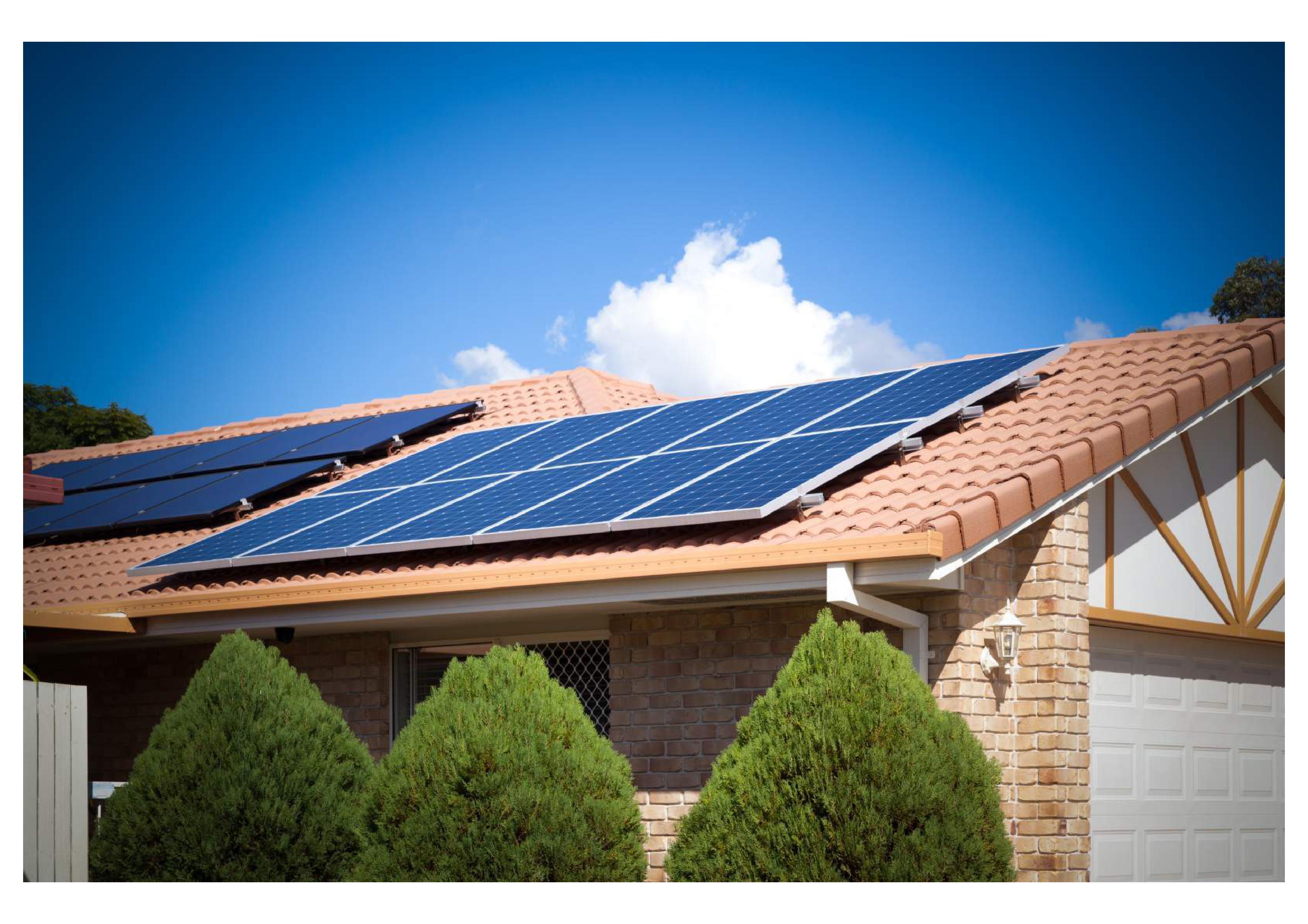 Une maison avec des panneaux photovoltaïques sur le toit