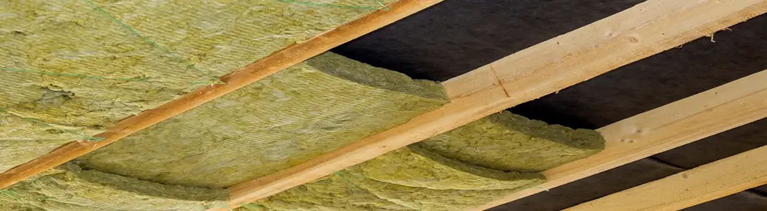 laine de verre sur un plafond noir d'un garage