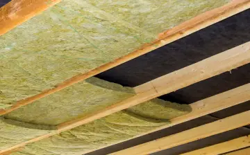 laine de verre sur un plafond noir d'un garage