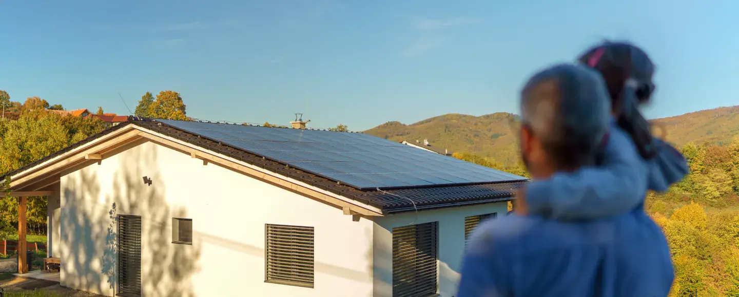 Un homme installe sur un toit une solution d'énergie renouvelables de panneaux solaires