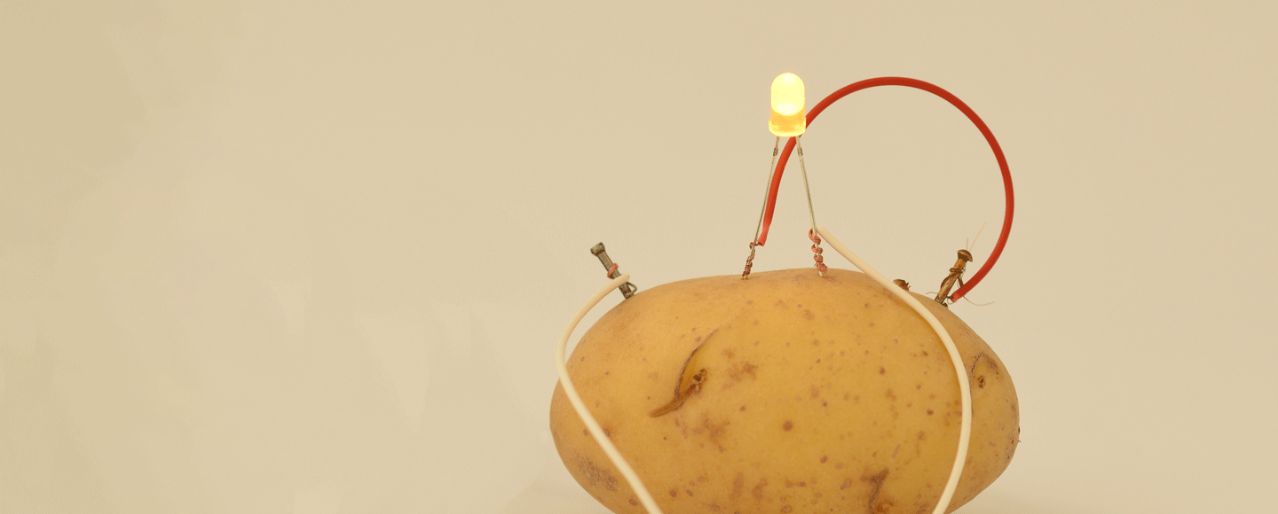 Une pomme de terre produisant de l'électricité