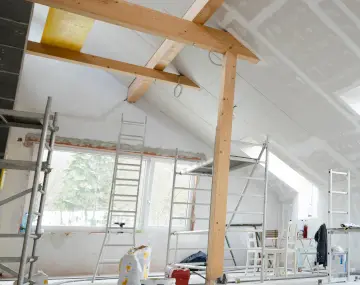 L'intérieur d'une maison pendant travaux de rénovation énergétique globale