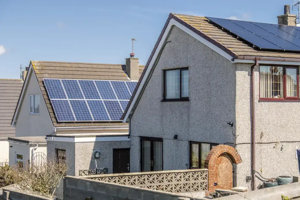 deux maisons alignées horizontalement et équipées de panneaux solaires
