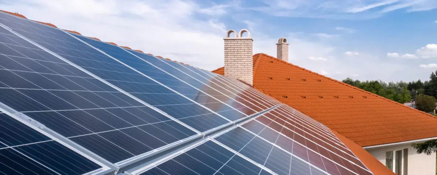 Énergie : les particuliers sont de plus en plus nombreux à installer des  panneaux solaires sur leurs toits