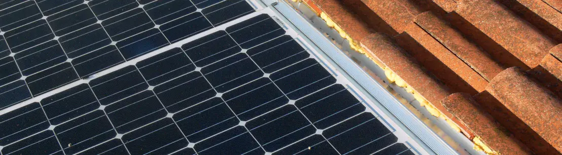 des panneaux solaires intégrés à la toiture d'une maison