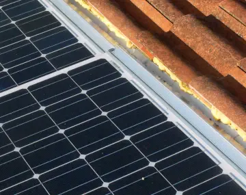 des panneaux solaires intégrés à la toiture d'une maison