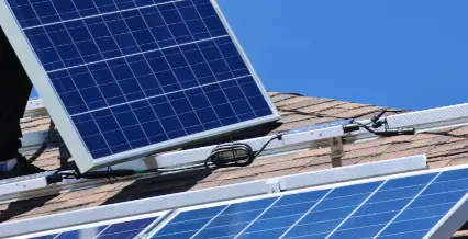panneau solaire sur un toit installé en surimposition