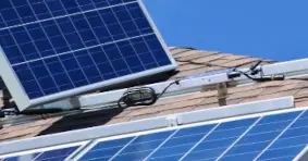 panneau solaire sur un toit installé en surimposition