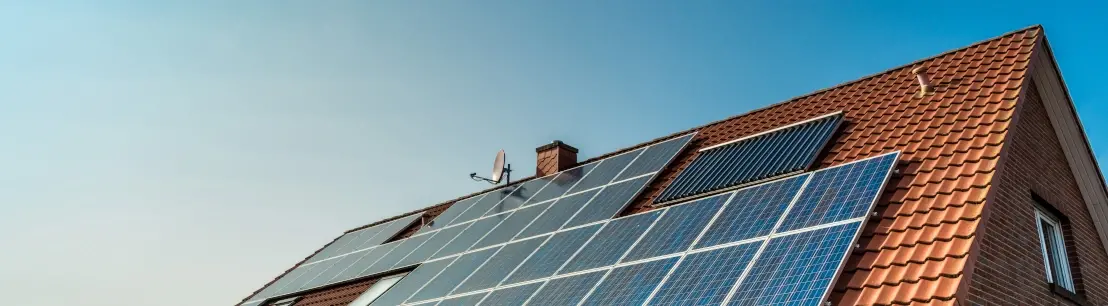 Une installation des panneaux solaire en surimposition présente de nombreux avantages : moins coûteuse, simple et rapide à mettre en place, rendement optimal…