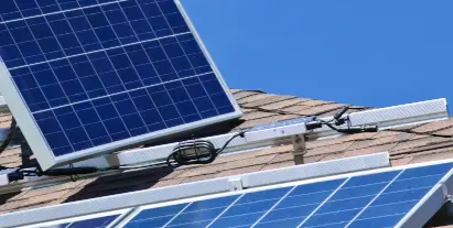 panneau solaire en surimposition sur le toit d'une maison
