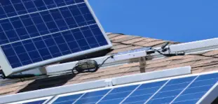 panneau solaire en surimposition sur le toit d'une maison