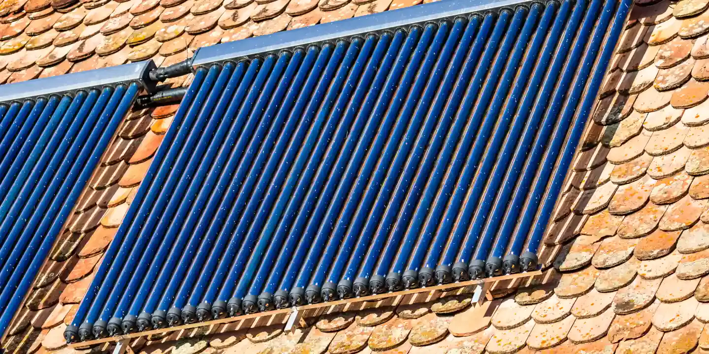 Panneau solaire thermique sur toit ensoleillé