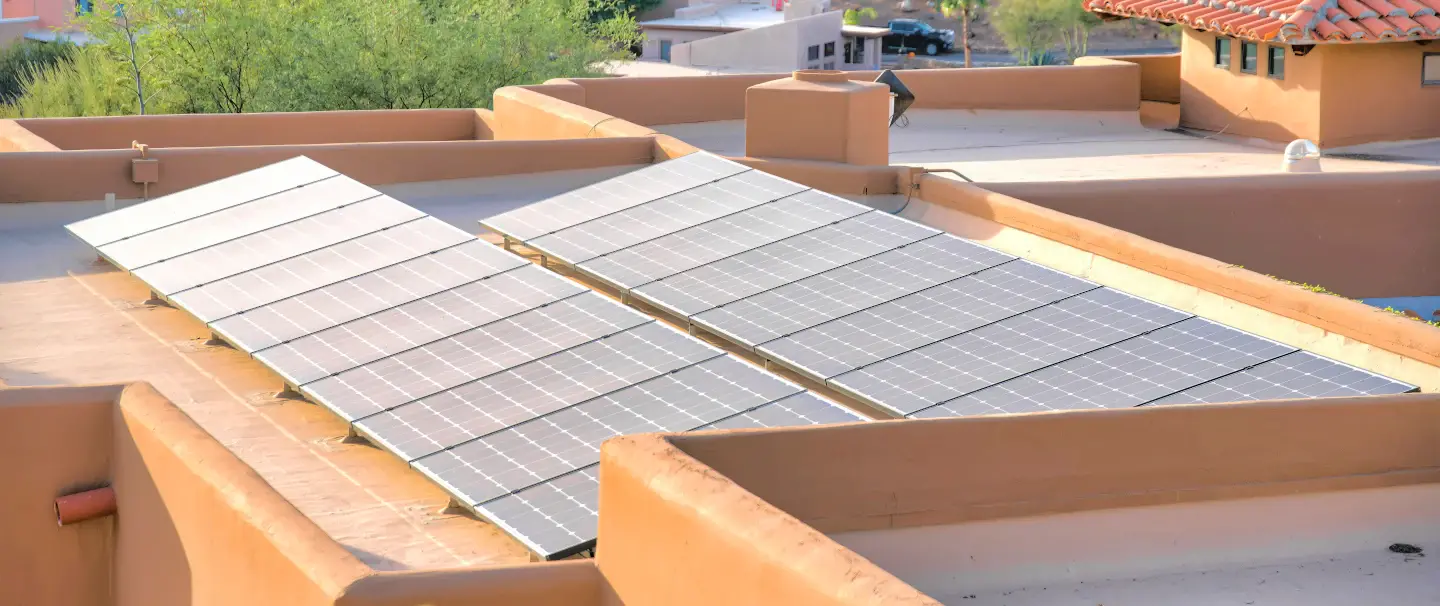 panneaux solaires sur toit plat