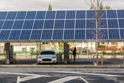 abri de voiture avec des panneaux solaires