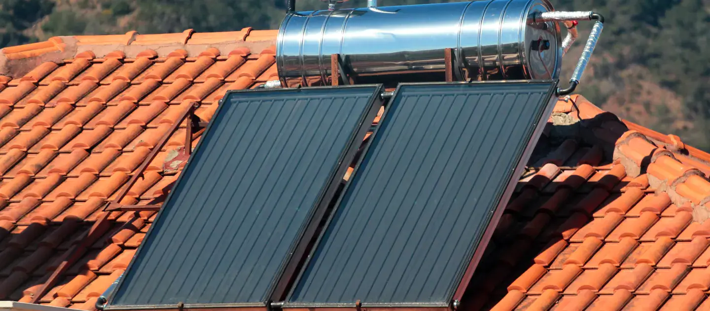 Un chauffe-eau solaire sur le toit d'une maison