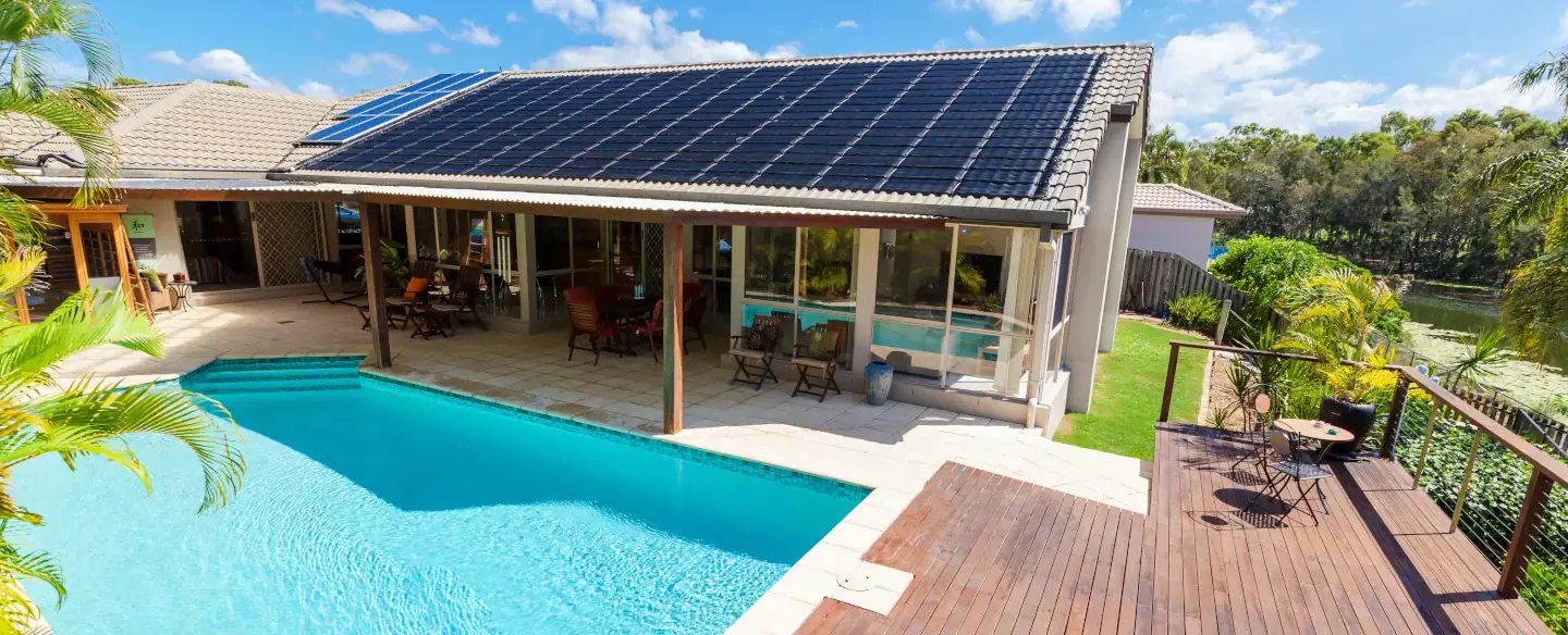 maison équipée de panneaux solaires et d'une piscine