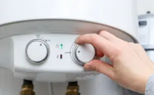 main réglant la température d'une chaudière