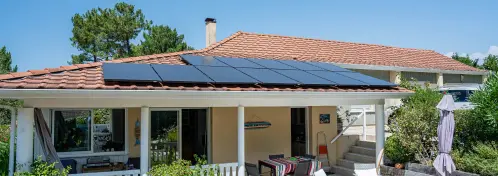 Une maison avec plein de panneaux solaires sur le toit