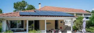 Une maison avec plein de panneaux solaires sur le toit