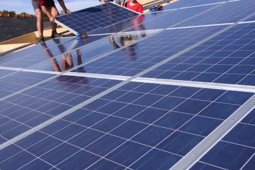 Image d'une installation de panneaux solaires en surimposition