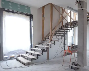 L'escalier d'une maison pendant une rénovation énergétique performante