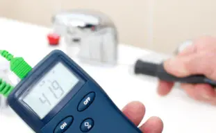 sonde qui mesure la température de l'eau du robinet
